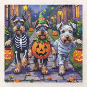 Dessous-de-verre En Verre Schnauzer faisant Trick-or-Treating dans des costu
