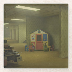 Dessous-de-verre En Verre Terrain de jeu liminal abandonné Arrière-salle i