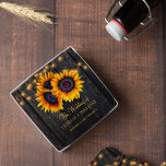 Dessous-de-verre En Verre Tournesols rustiques grange bois lumières mariage<br><div class="desc">Pays rustique vintage style traditionnel boisson personnalisée dessous de verre avec de grands tournesols d'or jaune et des cordes de lumières scintillantes sur un arrière - plan de bois brun foncé grange et avec élégant script de typographie or. Nouveau mariage cadeau ou faveur pour l'été ou l'automne | élégant pays...</div>
