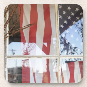 Dessous-de-verre États-Unis, Oregon, Shaniko. Drapeau dans la fenêt