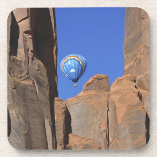 Dessous-de-verre États-Unis, Utah, Monument Valley. Une montgolfièr