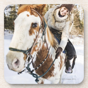 Dessous-de-verre Femme sur le cheval dehors pendant l'hiver