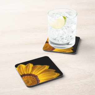 Dessous-de-verre Fleur jaune sur arrière - plan noir