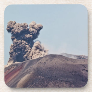 Dessous-de-verre Fumée s'échappant du volcan en activité Anak Kraka