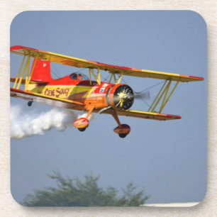 Dessous-de-verre Gene Soucy effectuant des acrobaties en Grumman