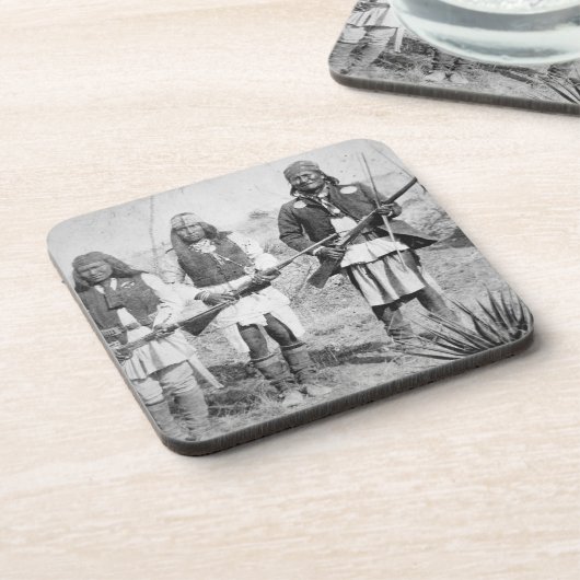 Dessous-de-verre Geronimo et trois de ses guerriers d'Apache, 1886 (Côté gauche)