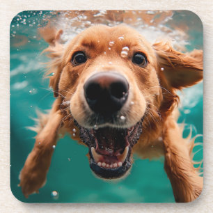 Dessous-de-verre Golden Retriever heureux nageant sous l'eau