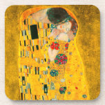 Dessous-de-verre Gustav Klimt Le Baiser<br><div class="desc">Dessous de verre illustrant la peinture à l’huile de Gustav Klimt avec la feuille d’or The Kiss (1908). Un homme et une femme,  aux couleurs dorées brillantes,  embrassent et embrassent avec amour dans un champ de fleurs. Un grand cadeau pour les amateurs d'art Art Nouveau et autrichien.</div>