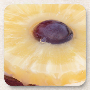 Dessous-de-verre Hawaii slices with pineapple and grape macro