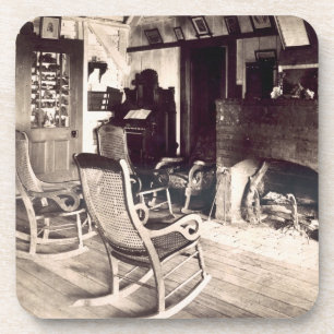 Dessous-de-verre Intérieur d'une cabane en bois américaine, c.188