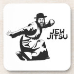 Dessous de verre Jew Jitsu | Cadeaux Juifs Bar Mit<br><div class="desc">Excellent cadeau pour votre prochain Bar Mitzvah! Ce dessous de verre carré impressionnant contient un design graphique noir et du texte noir,  il est meilleur sur une couleur arrière - plan légère. humour juif drôles juifs "ju jitsu" jew jitsu" hibrew juif hilarant</div>