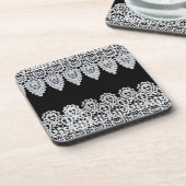 Dessous-de-verre La dentelle blanche forme une frontière sensible (Côté gauche)