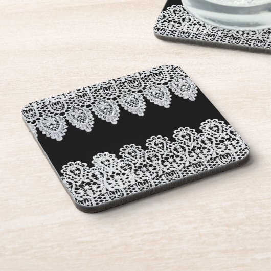 Dessous-de-verre La dentelle blanche forme une frontière sensible (Côté gauche)