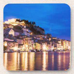 Dessous-de-verre La ville croate de Sibenik la nuit.