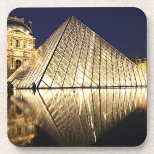 Dessous-de-verre La vue nocturne de la Pyramide de verre du Musée d