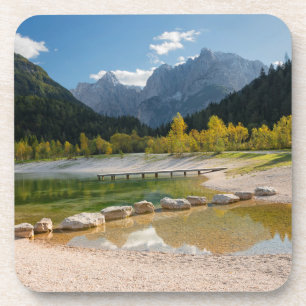 Dessous-de-verre Lac Jasna dans les Alpes slovènes à l'automne