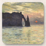 Dessous-de-verre Le Cliff Etretat, coucher de soleil de Claude Mone<br><div class="desc">The Cliff, Etretat, Sunset (1883) de Claude Monet est une vintage peinture marine impressionniste de fine art. Le soleil est bas dans le ciel au-dessus de l'océan. Un paysage marin maritime avec un affleurement rocheux près du rivage à Etretat, France. À propos de l'artiste : Claude Monet (1840-1926) a été...</div>