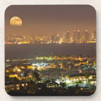Lever de lune sur la ligne d'horizon de San Diego