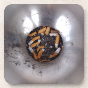 Dessous-de-verre Mégot dans le cendrier argenté de fumeurs, drôl