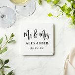 Dessous-de-verre Monsieur et Madame Black écriture mariage monogram<br><div class="desc">Des dessous de verre de mariage modernes et minimalistes présentent "Monsieur et Madame" dans une police de caractères brossée noire avec un design de monogramme personnalisé simple et élégant qui peut être personnalisé avec le nom de famille et la date de mariage des mariés. Les couleurs classiques noir et blanc...</div>