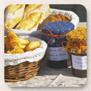 Dessous-de-verre Panier avec croissants et pains au chocolat.