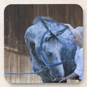 Dessous-de-verre portrait de jeune fille tenant le cheval blanc