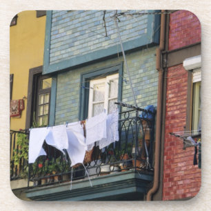 Dessous-de-verre Portugal, Porto (Porto). Femme étendant du linge