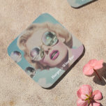 Dessous-de-verre Retro Pop Art rose et bleu espace femme<br><div class="desc">Ce design accrocheur présente une femme glamour dans des lunettes de soleil réfléchissantes surdimensionnées, évoquant le charme rétro de la pop art. Avec ses lèvres roses audacieuses et ses vagues vintages, l'esthétique de la coquette brille, tandis que les verres miroités reflètent une scène cosmique, autrement mondaine, mêlant beauté classique et...</div>