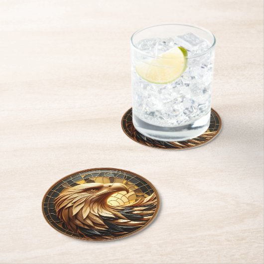 Dessous-de-verre Rond En Papier Aigle Majestueux Gronçant À Travers Du Verre (En situation)