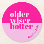 Dessous-de-verre Rond En Papier Anniversaire rose gras, plus vieux, plus sage, plu<br><div class="desc">Fêtez dans le style et ajoutez une touche de sophistication à votre fête d'anniversaire pour adultes avec nos dessous de verre d'anniversaire pour adultes "Plus âgés, plus sages, plus chauds". Ces assiettes en papier magnifiquement conçues sont décorées dans un style rose minimaliste et audacieux qui dégage élégance et charme. Le...</div>