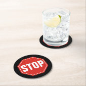 DESSOUS-DE-VERRE ROND EN PAPIER ARRÊTER LE SIGNE (En situation)