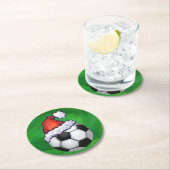 Dessous-de-verre Rond En Papier Bal de football Santa Chapeau sur Vert (En situation)