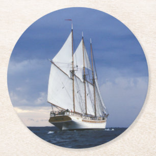 Dessous-de-verre Rond En Papier Bateau de navigation sur la mer baltique