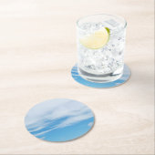 Dessous-de-verre Rond En Papier Blue Sky Parfait Summer's Day Nuages blancs (En situation)