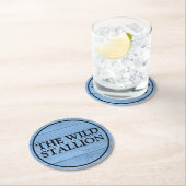 Dessous-de-verre Rond En Papier Bois rustique Faux Bleu Clair Gravé Nom Barre (En situation)