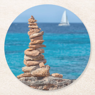 Dessous-de-verre Rond En Papier Cairn at the Mediterranean sea