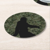 Dessous-de-verre Rond En Papier Camouflage numérique en silhouette noire Sasquatch (Incliné)