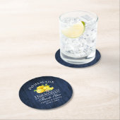 Dessous-de-verre Rond En Papier Citrons Limoncello Mariage Bleu Faux Bois (En situation)