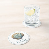 Dessous-de-verre Rond En Papier Coastal Blue Scallop Seashell Monogram (En situation)