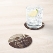 Dessous-de-verre Rond En Papier Coeurs de bois rustique Monogramme Mariage Merci (En situation)