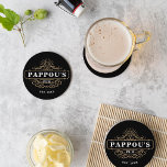 Dessous-de-verre Rond En Papier Custom Pappou's Pub Home Bar Année de création<br><div class="desc">Offrez un grand-père spécial avec ces dessous de verre personnalisés pour la Fête des pères. Ajoute à cela l'installation du bar à la maison de papy, avec "Pappou's Pub" et l'année établie sur un logo de bar de style vintage. Tout le texte est personnalisable ; si vous le souhaitez, changez...</div>