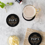 Dessous-de-verre Rond En Papier Custom Pop's Pub Home Bar Année de création<br><div class="desc">Offrez un grand-père spécial avec ces dessous de verre personnalisés pour la Fête des pères. Ajoute à la configuration du bar à la maison de grand-père, avec "Pop's Pub" et l'année établie sur un logo de bar de style vintage. Tout le texte est personnalisable ; si vous le souhaitez, changez...</div>