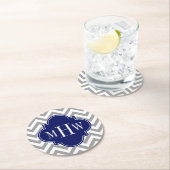Dessous-de-verre Rond En Papier Dk Grey Lg Chevron Navy Quatrefoil 3 Monogramme (En situation)