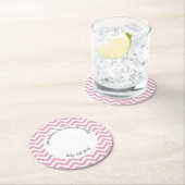 Dessous-de-verre Rond En Papier Fête chevron rose et blanc (En situation)
