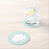 Dessous-de-verre Rond En Papier Fête turquoise et blanche à chevrons (En situation)