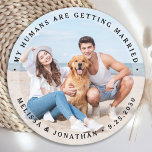 Dessous-de-verre Rond En Papier Fiançailles moderne personnalisé Animaux de compag<br><div class="desc">Célébrez votre fiançailles et donnez mariage unique chien enregistrer les dates avec cette photo personnalisée, et mariage personnalisé "My Humans Are Getting Married" sauvegarder le dessous de verre de date. Customisez avec vos photos préférées, vos noms et votre date. Ce dessous de verre photo mariage personnalisé est parfait pour les...</div>