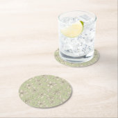 Dessous-de-verre Rond En Papier Fleurs jetées sur vert olive - motif sans soudure. (En situation)