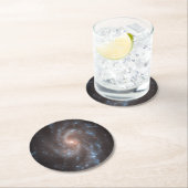 Dessous-de-verre Rond En Papier Galaxie Spirale Ngc 5584 (En situation)
