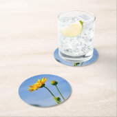 Dessous-de-verre Rond En Papier Hélénium de marguerite jaune (En situation)