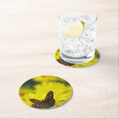 Dessous-de-verre Rond En Papier Hélénium de marguerite jaune (En situation)